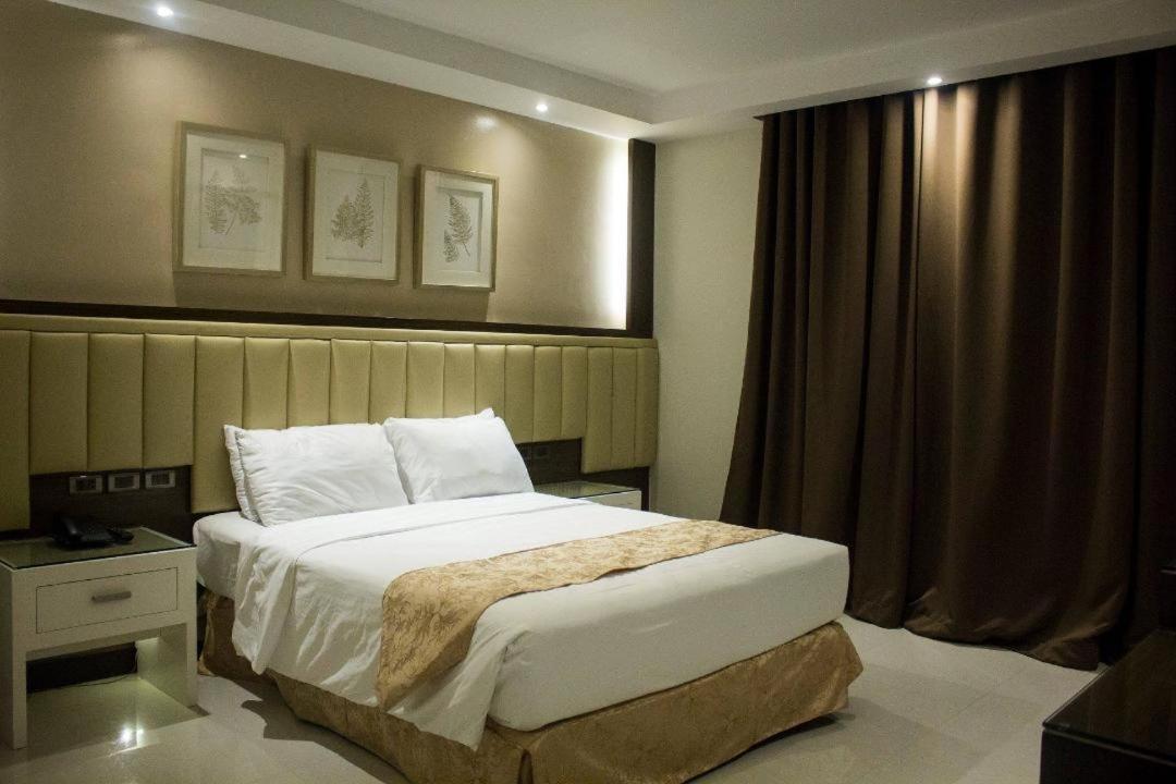 Crown Royale Hotel Balanga Εξωτερικό φωτογραφία
