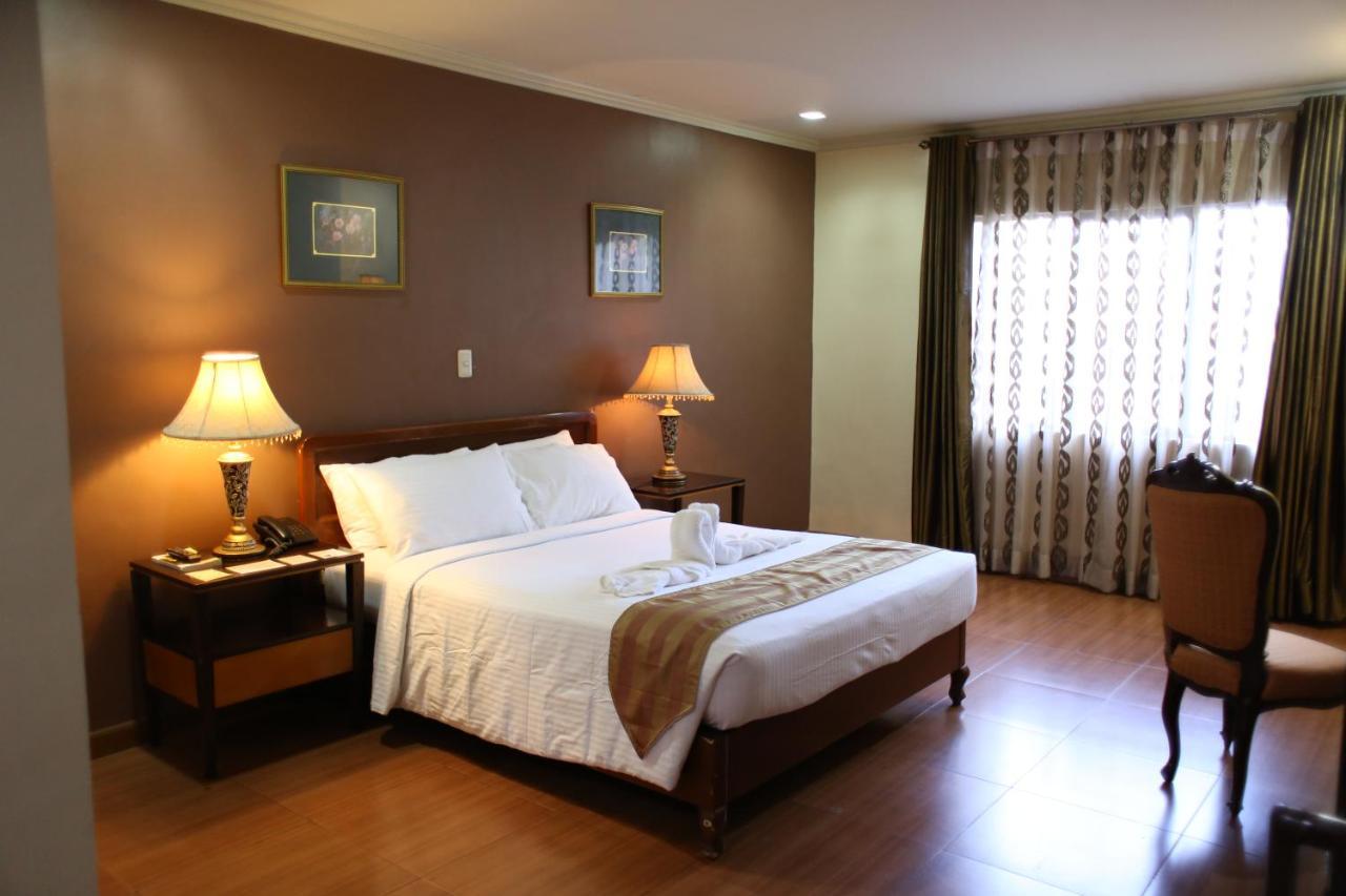 Crown Royale Hotel Balanga Εξωτερικό φωτογραφία
