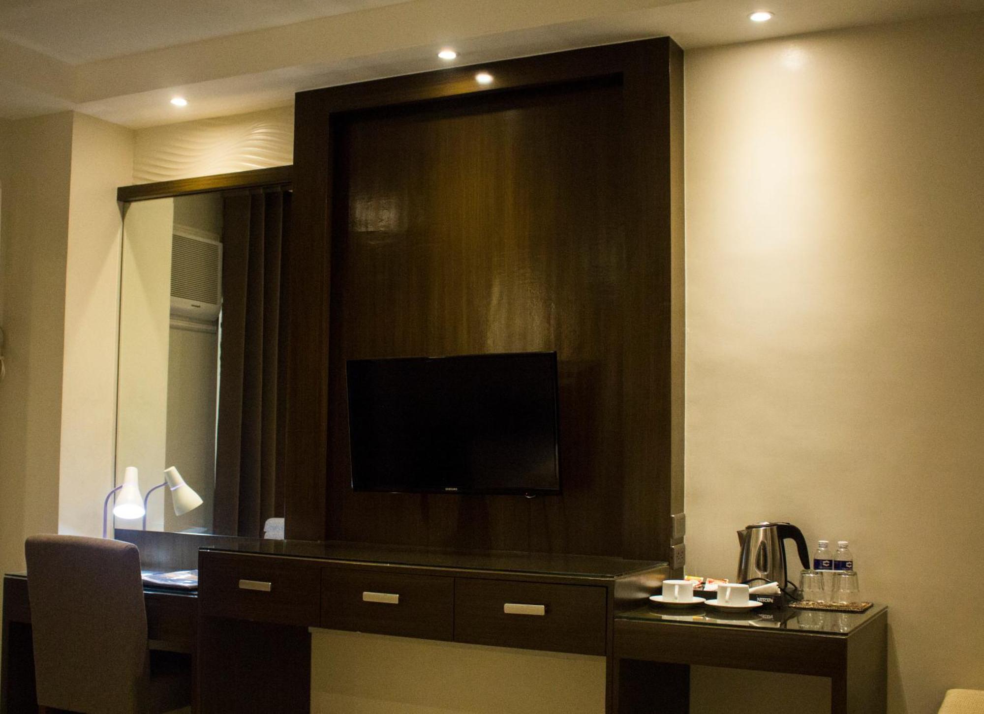 Crown Royale Hotel Balanga Εξωτερικό φωτογραφία