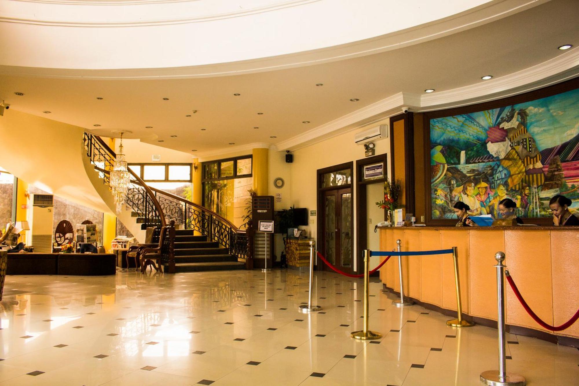 Crown Royale Hotel Balanga Εξωτερικό φωτογραφία