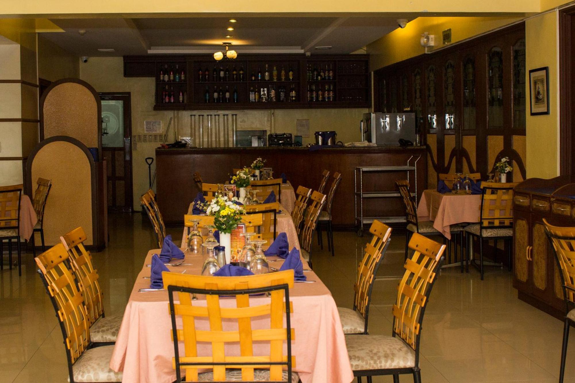 Crown Royale Hotel Balanga Εξωτερικό φωτογραφία