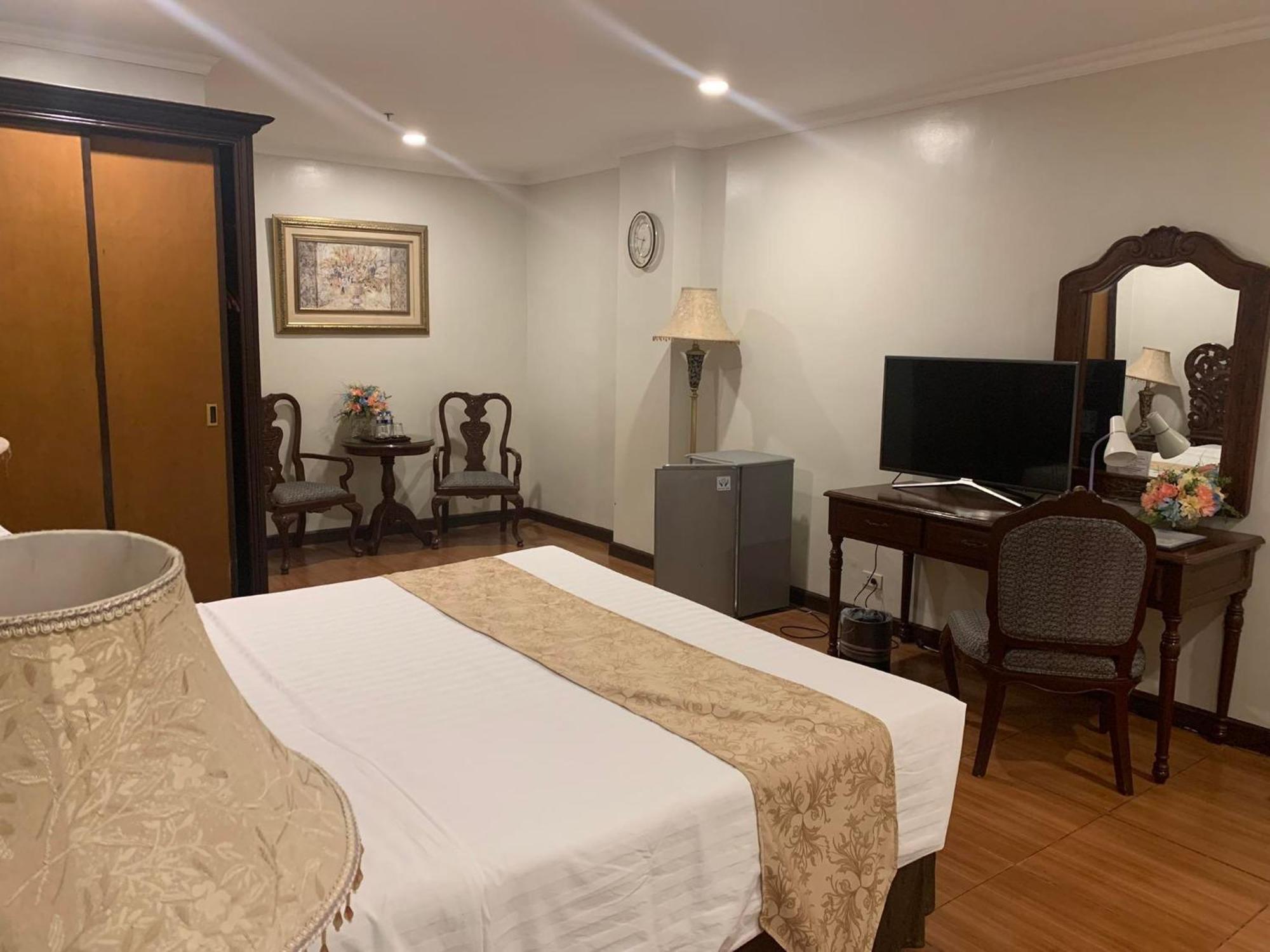 Crown Royale Hotel Balanga Εξωτερικό φωτογραφία