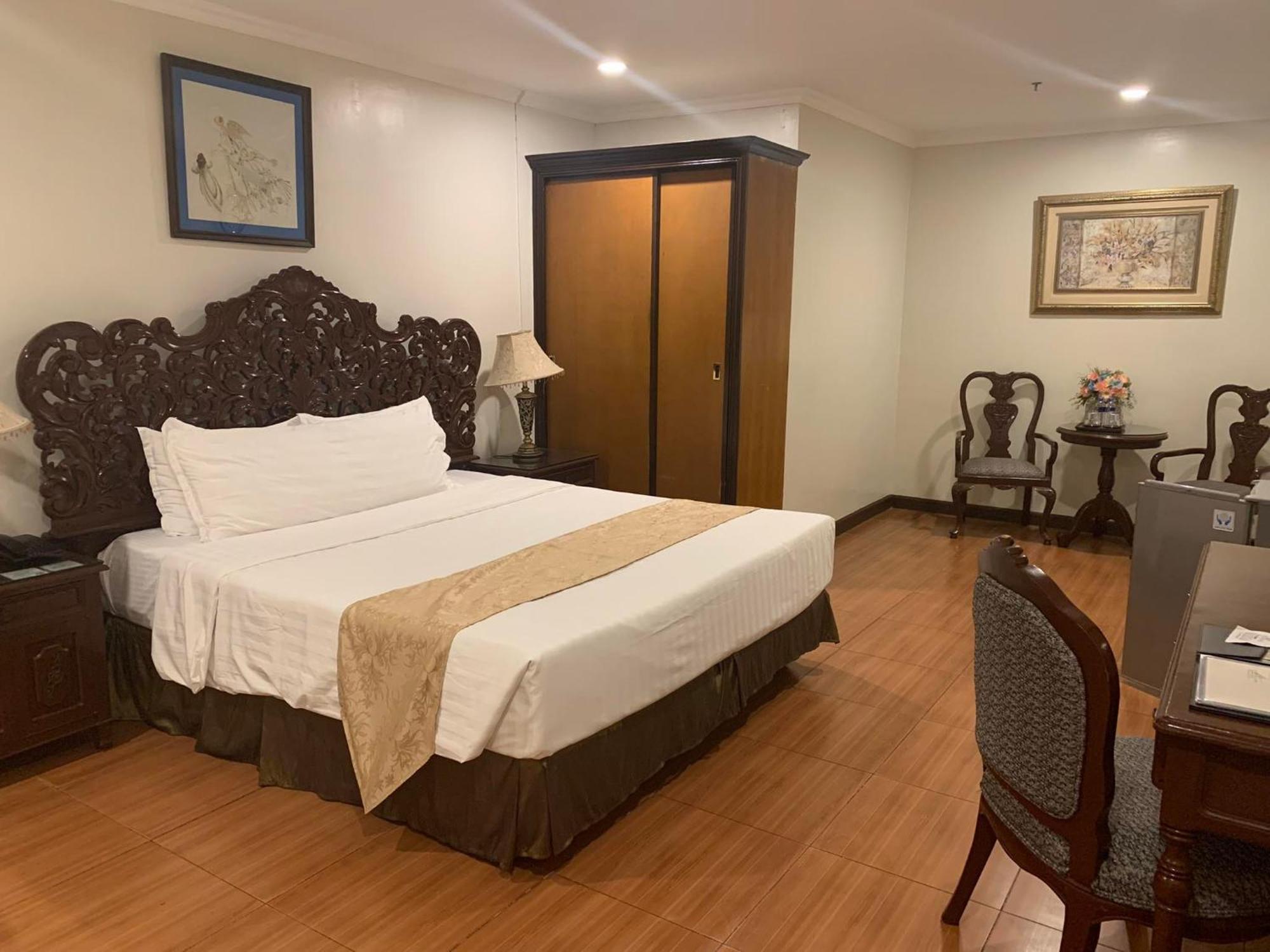 Crown Royale Hotel Balanga Εξωτερικό φωτογραφία