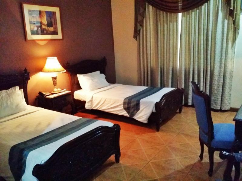 Crown Royale Hotel Balanga Εξωτερικό φωτογραφία