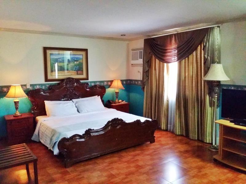 Crown Royale Hotel Balanga Εξωτερικό φωτογραφία
