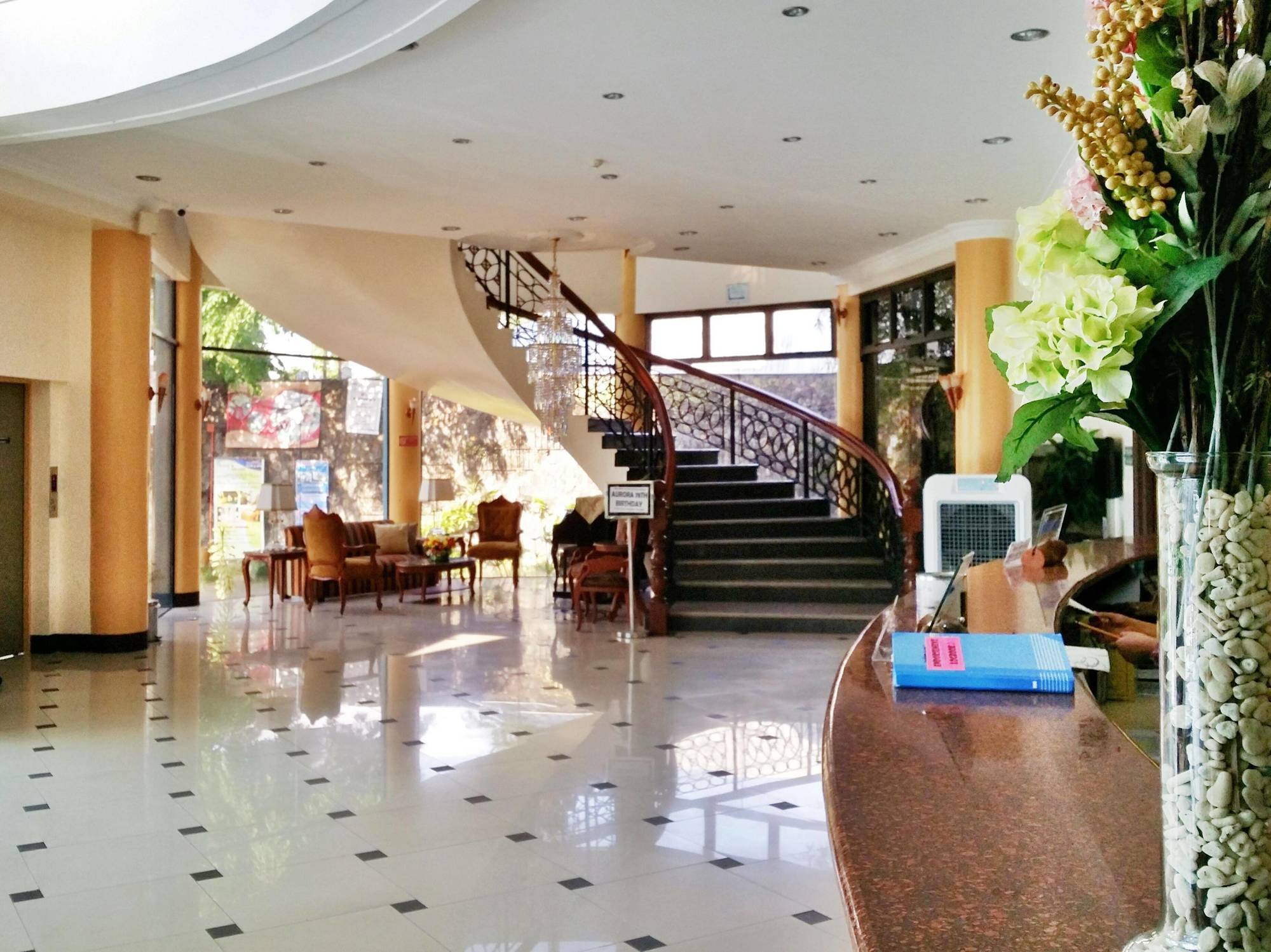 Crown Royale Hotel Balanga Εξωτερικό φωτογραφία