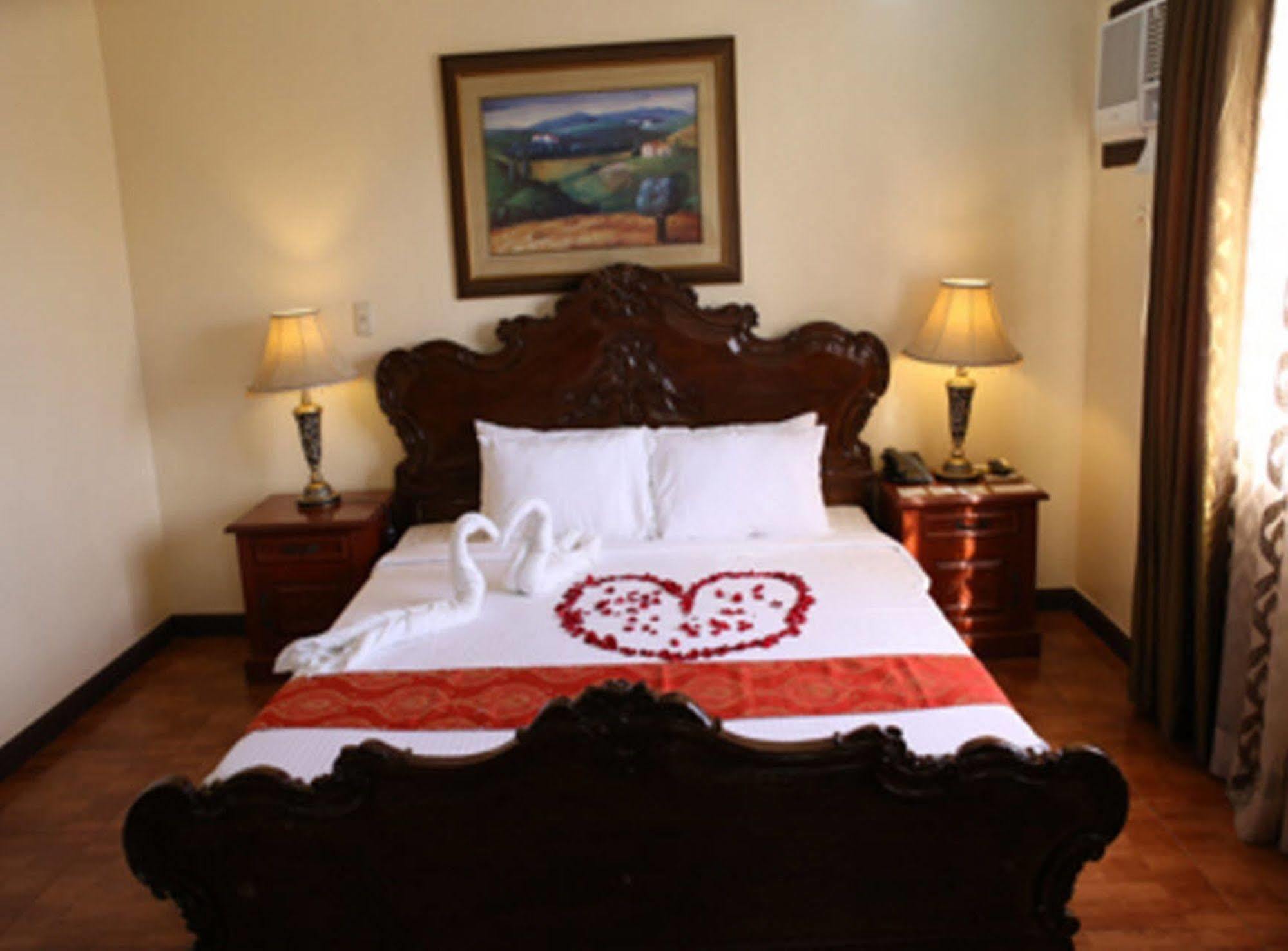 Crown Royale Hotel Balanga Εξωτερικό φωτογραφία