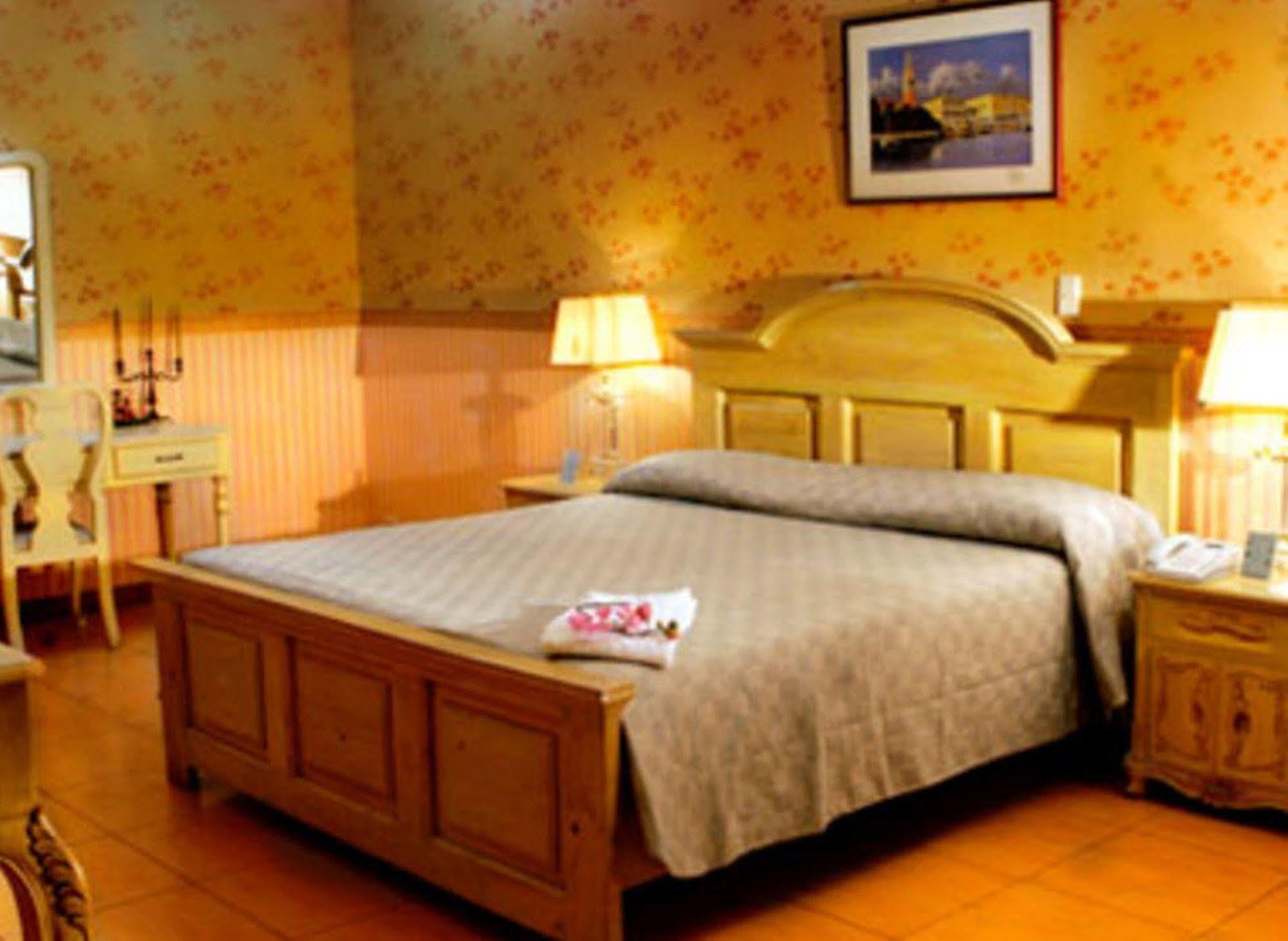 Crown Royale Hotel Balanga Εξωτερικό φωτογραφία