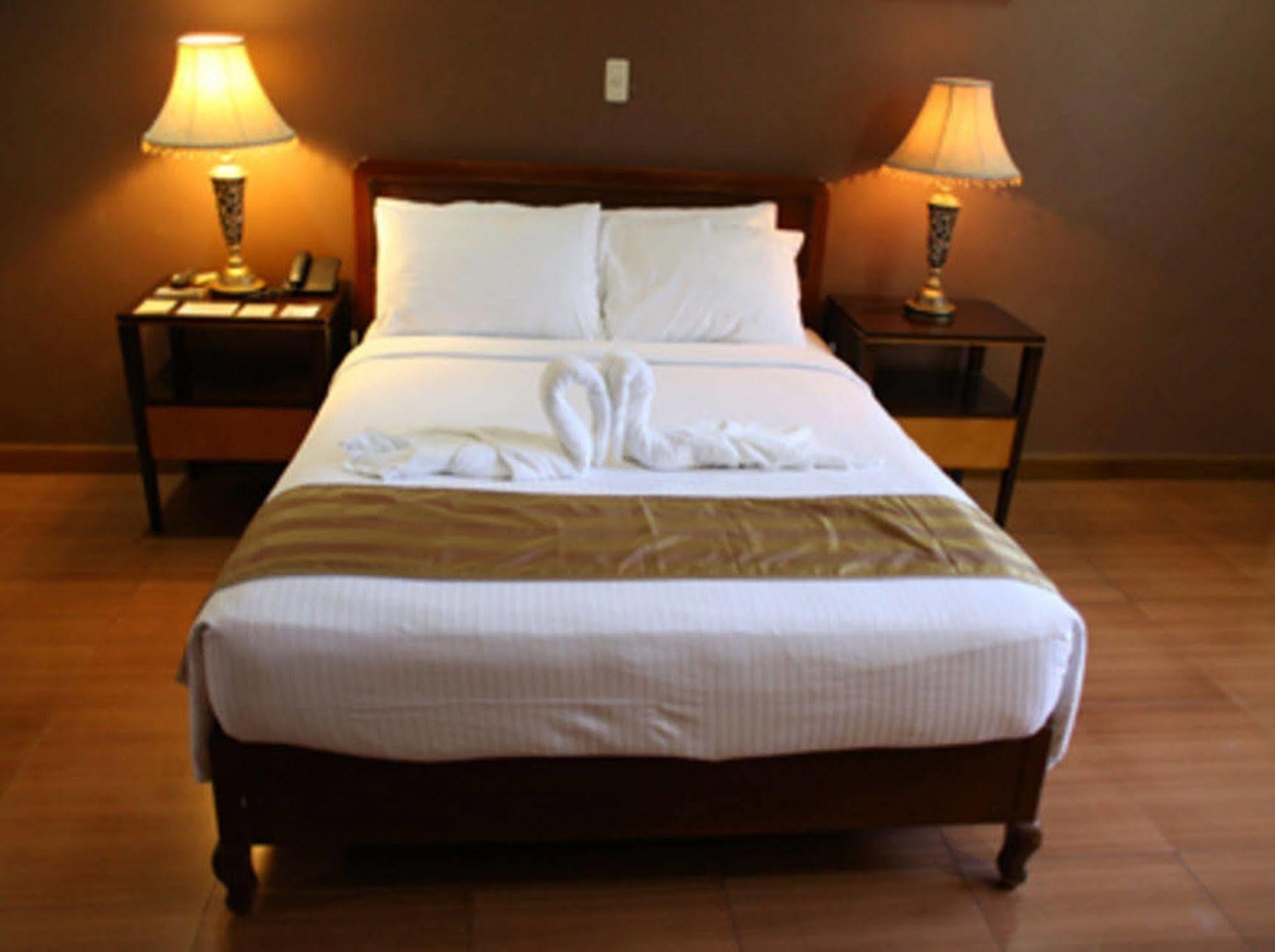 Crown Royale Hotel Balanga Εξωτερικό φωτογραφία