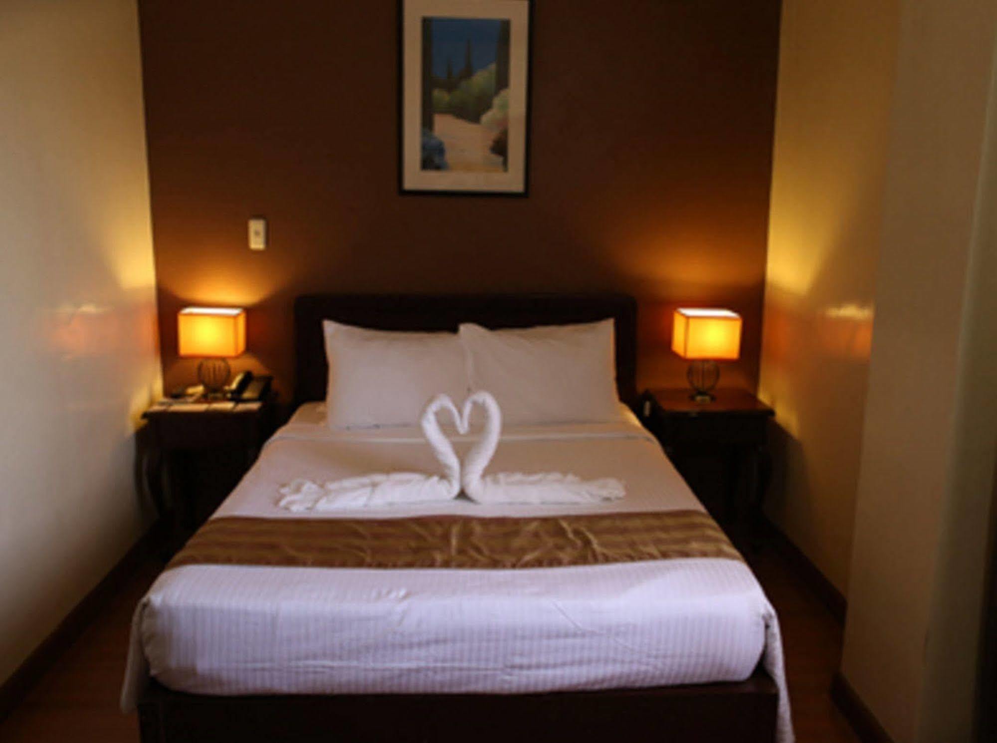 Crown Royale Hotel Balanga Εξωτερικό φωτογραφία