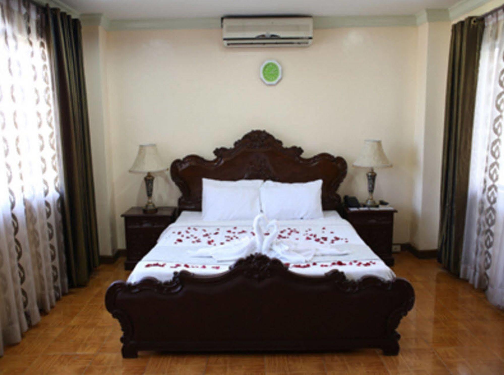 Crown Royale Hotel Balanga Εξωτερικό φωτογραφία