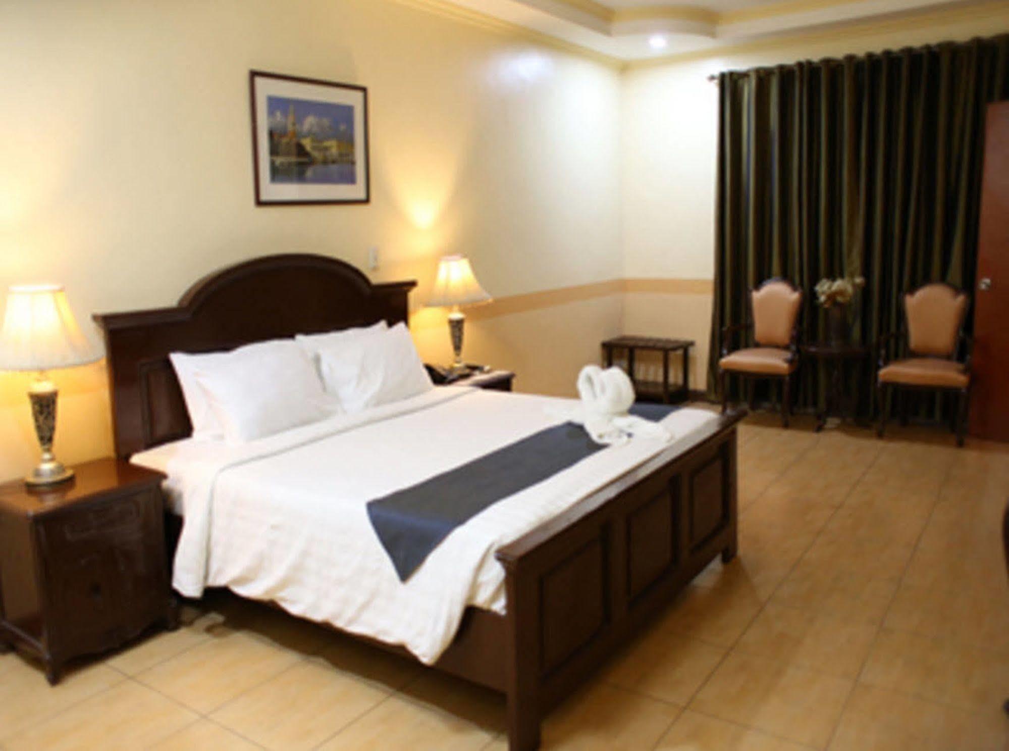 Crown Royale Hotel Balanga Εξωτερικό φωτογραφία