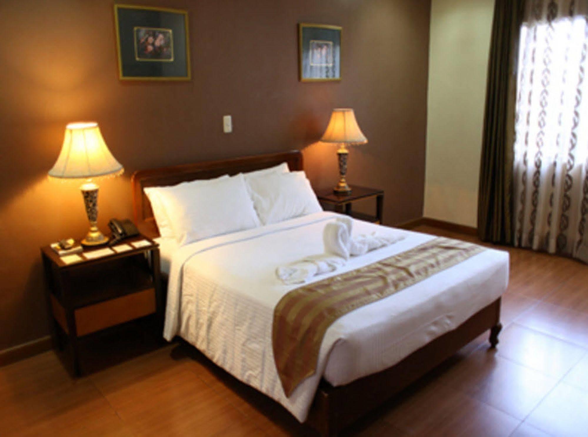 Crown Royale Hotel Balanga Εξωτερικό φωτογραφία