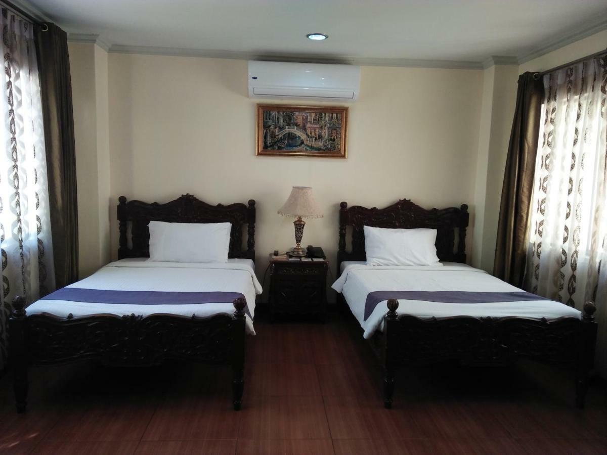 Crown Royale Hotel Balanga Εξωτερικό φωτογραφία