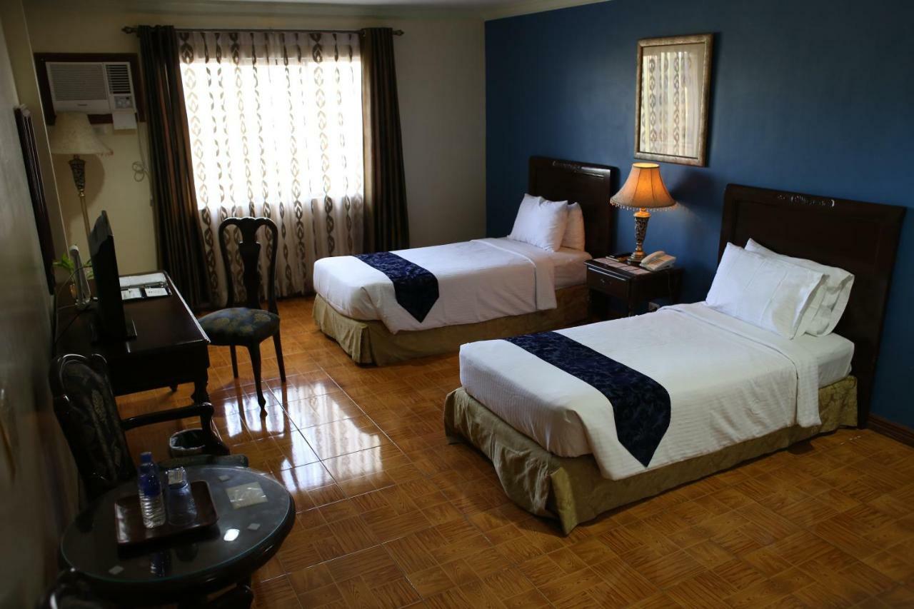 Crown Royale Hotel Balanga Εξωτερικό φωτογραφία